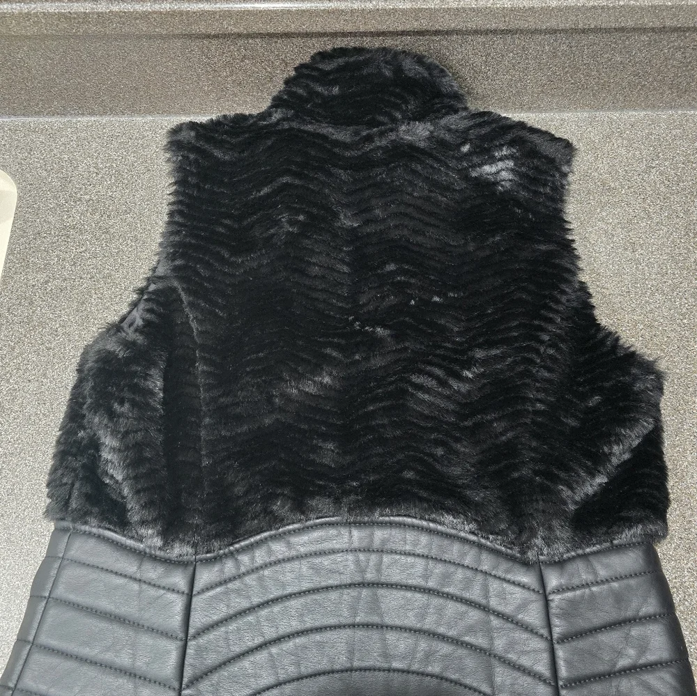 Ci Sono Black Faux Fur Vest with Quilted Trim and Gold Label - Picture 3 of 4